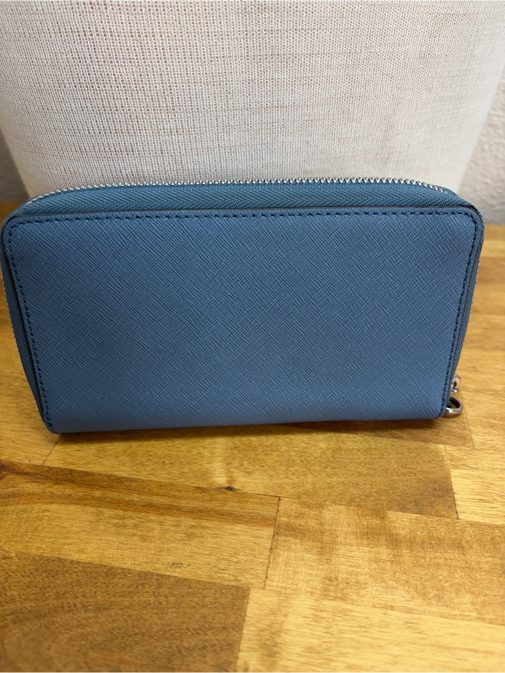 Michael Kors Jet Set Travel Blue Saffiano Leather Zip Around Wallet - Picture 3 of 7